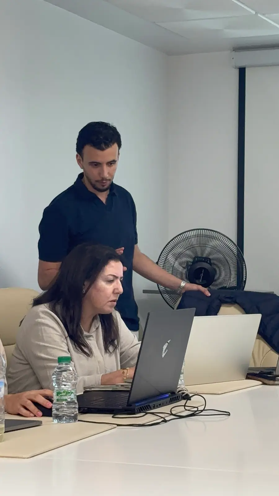 Accompagnement individuel d’une participante pendant une formation AI Magic Makers
