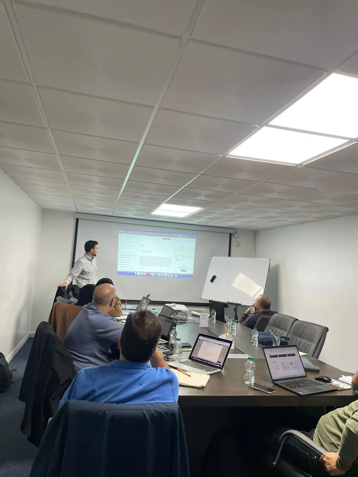 Participants au travail en salle pendant une formation AI Magic Makers