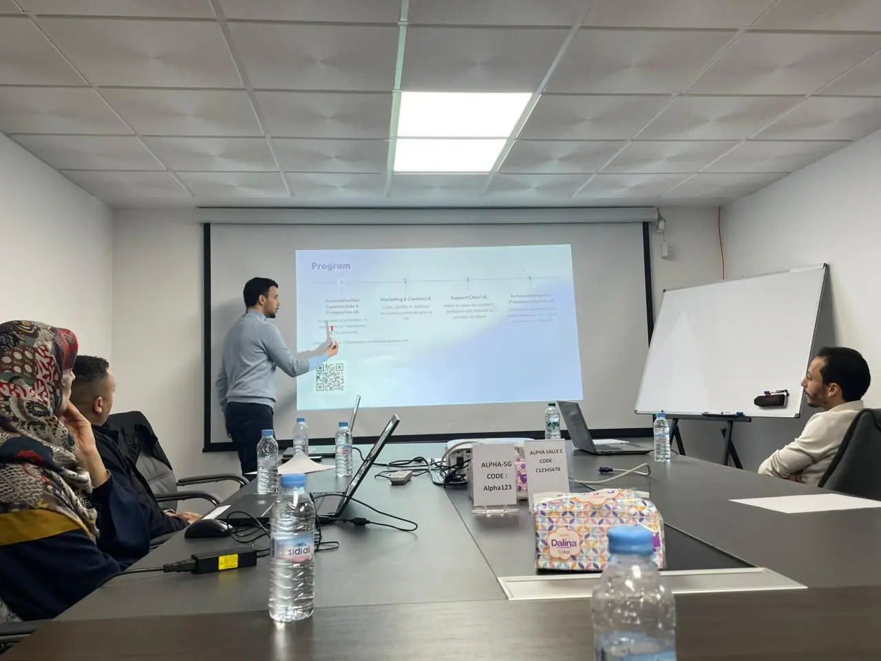Abdellah Homrani présente le programme lors d’une formation IA AI Magic Makers