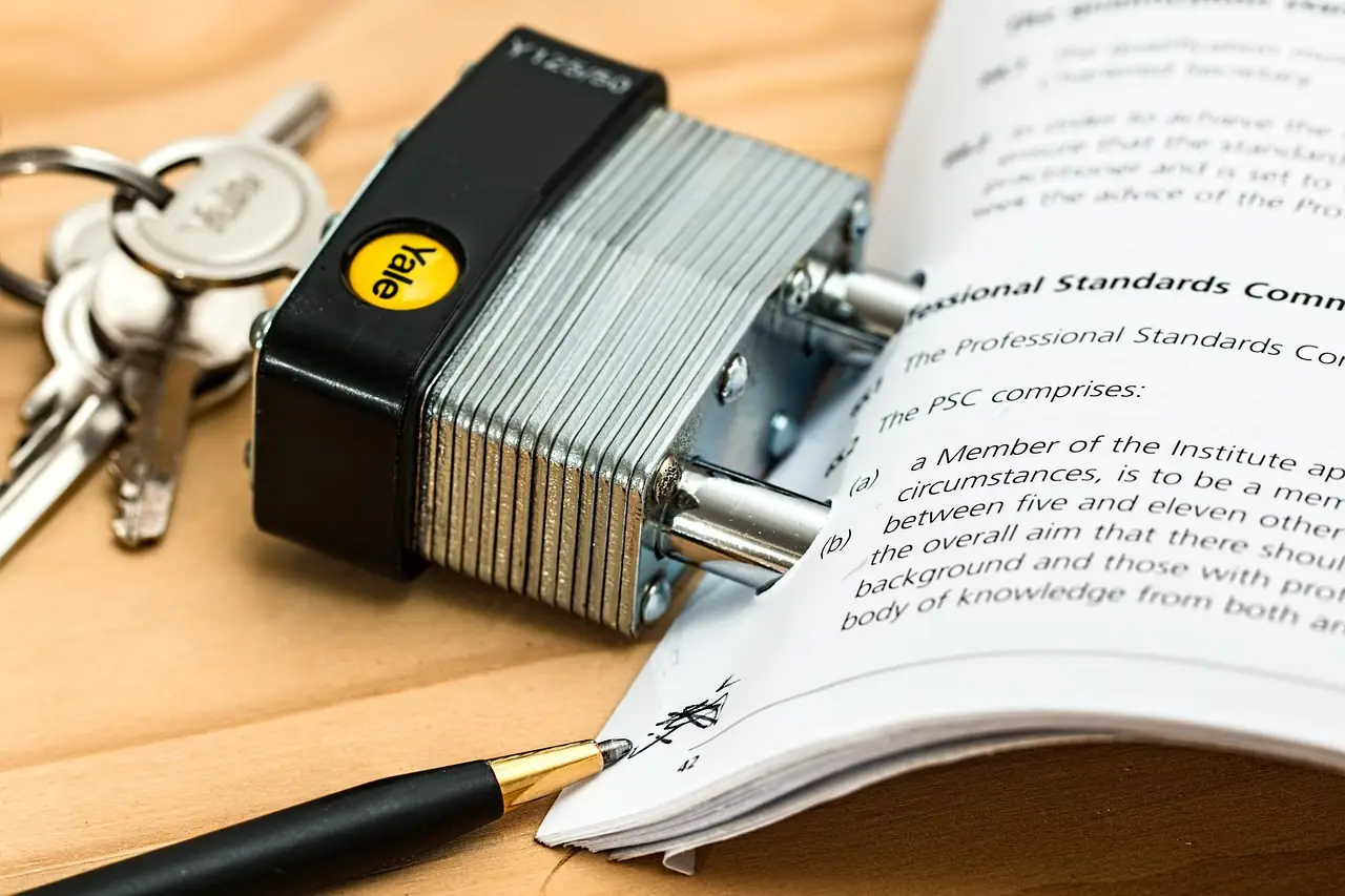 Classeur de contrats et documents reliés protégés dans un bureau